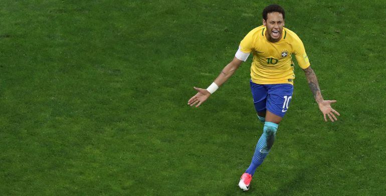 Neymar celebra su gol a Paraguay en el partido clasificatorio para el Mundial de Rusia.