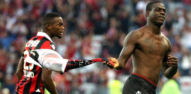 Balotelli celebra su gol con el Niza