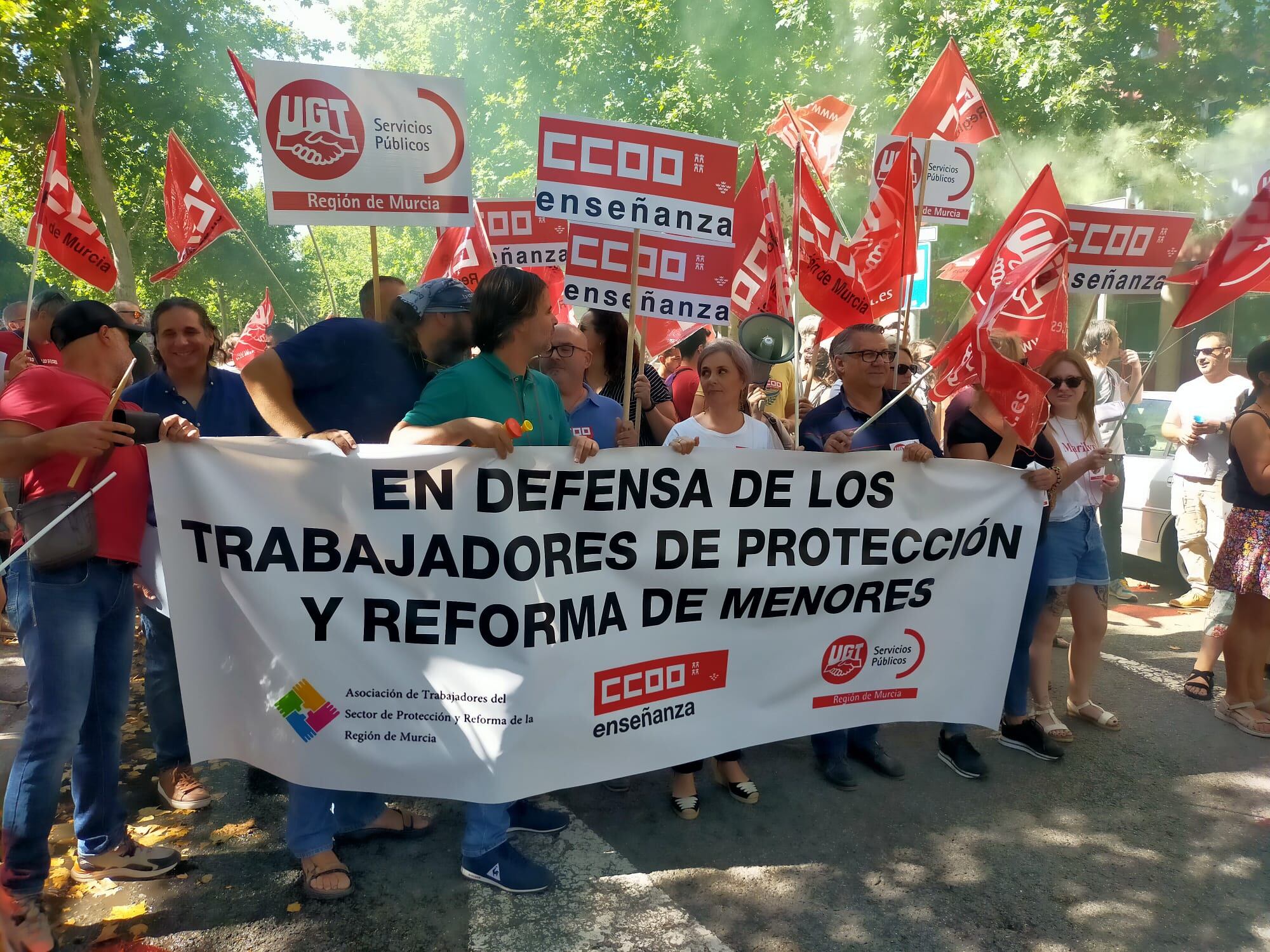 Manifestación para exigir &quot;condiciones dignas de trabajo&quot; en los centros de menores de la CARM