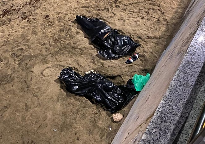 Se envuelven en bolsas de plástico para aislarse del frío. @lascanteras