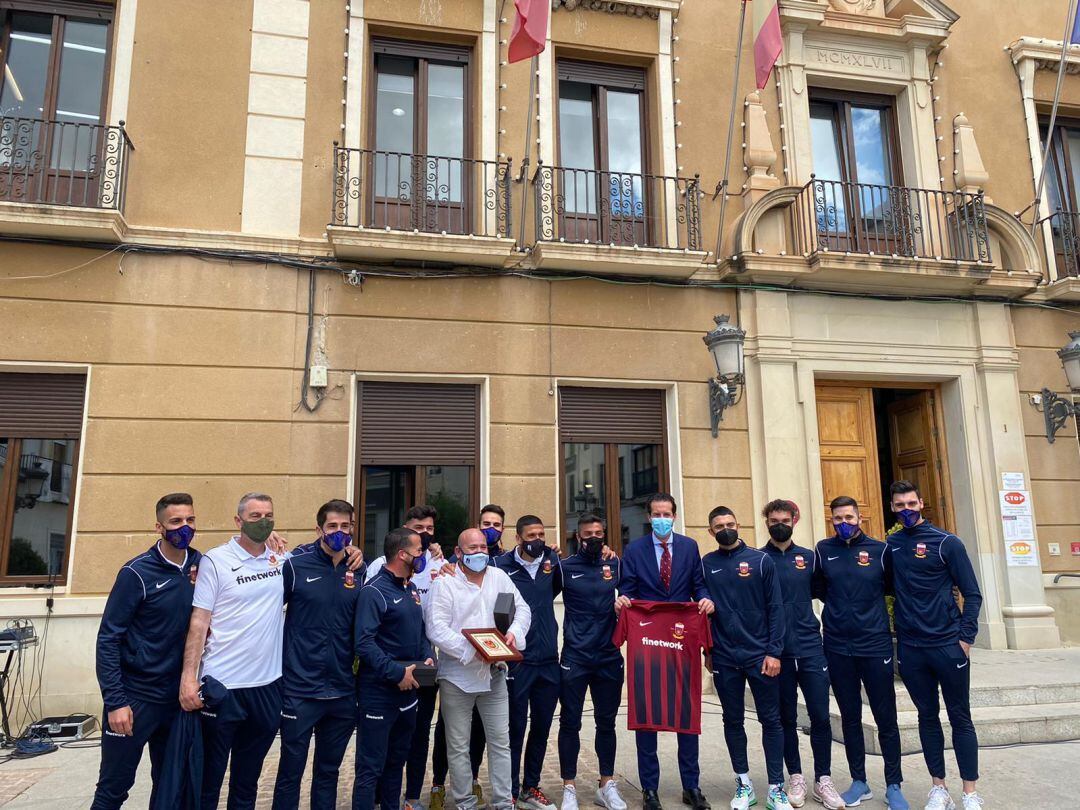 Una representación de la plantilla del C. D. Eldense, con el alcalde de Elda, Rubén Alfaro