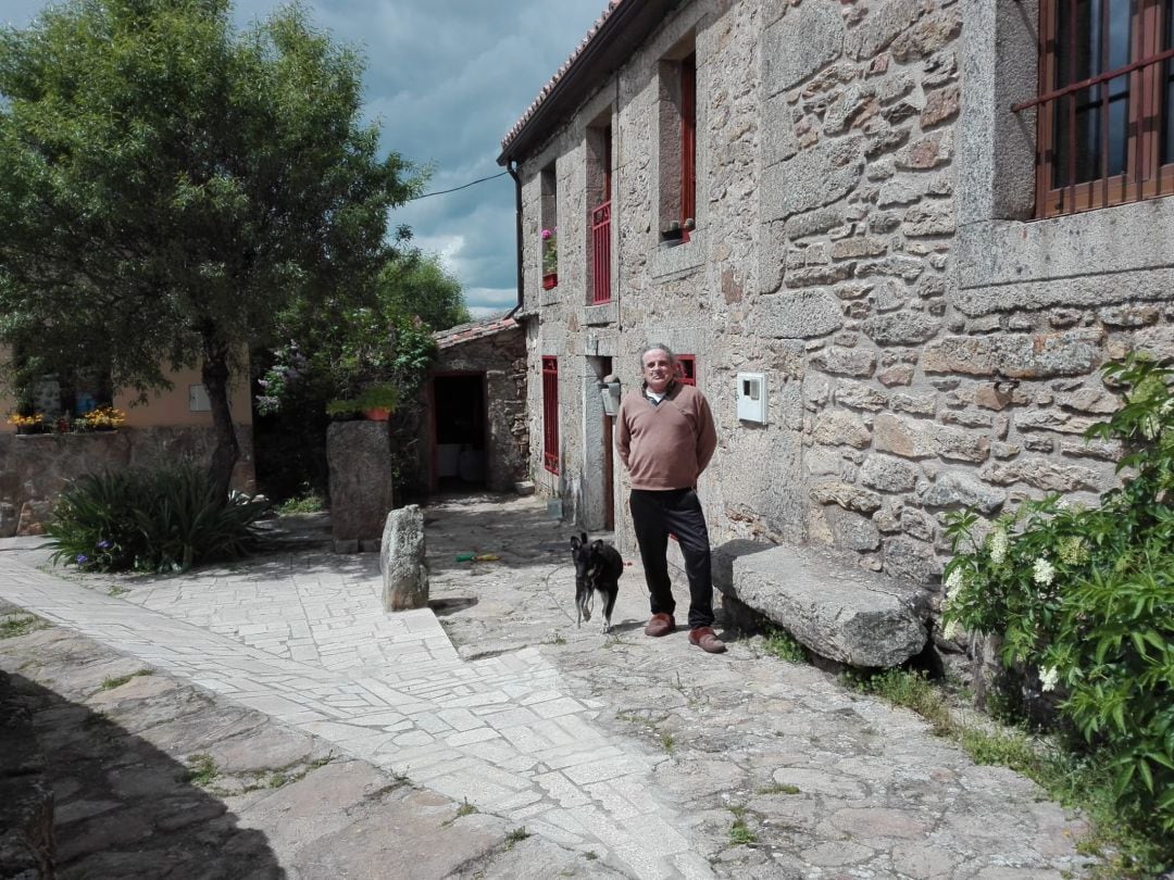 Paco, junto a su perro Ringo, ante su vivienda en Cozcurrita