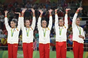 Sandra Aguilar (i), Artemi Gavezou, Elena Lopez, Lourdes Mohedano y Alejandra Quereda of Spain celebrate during the medal ceremony following the Group All-Around Final on Day 16 of the Rio 2016 Olympic Games at Rio Olympic Arena on August 21, 2016 in Rio 