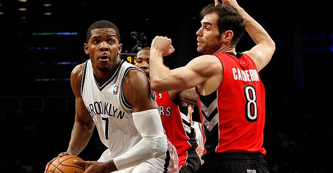 Joe Johnson guía el balón ante la presencia de Calderón