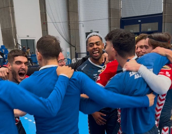 Los jugadores del Horneo celebran la victoria frente a San Pablo Burgos