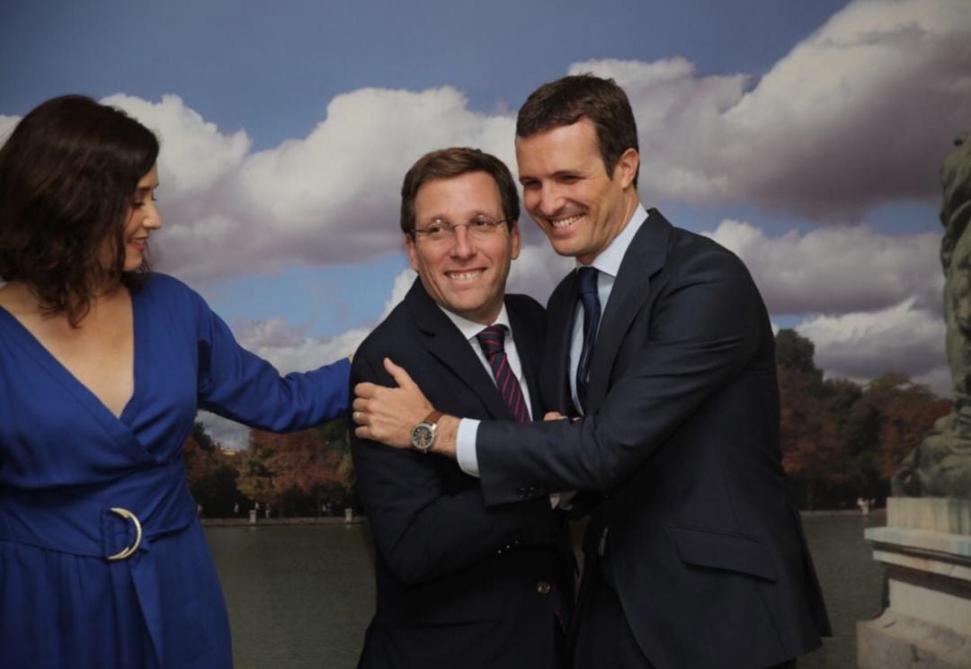 Pablo Casado y José Luis Martínez Almeida tras su toma de posesión como alcalde de Madrid.