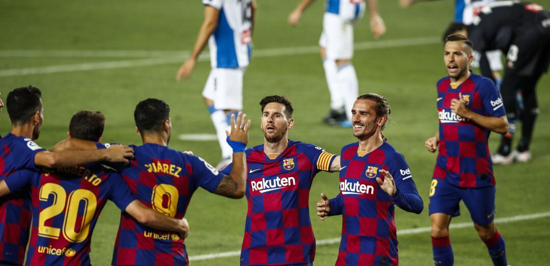 Los jugadores del Barcelona celebran el gol de la victoria