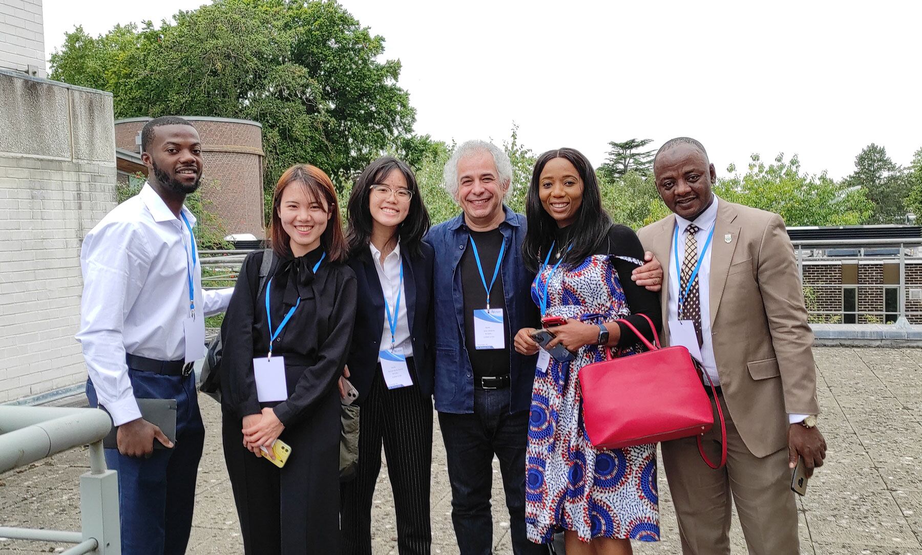 José Alzamora, en el centro, junto a otros participantes en la conferencia internacional de gestión de negocios de Cambridge