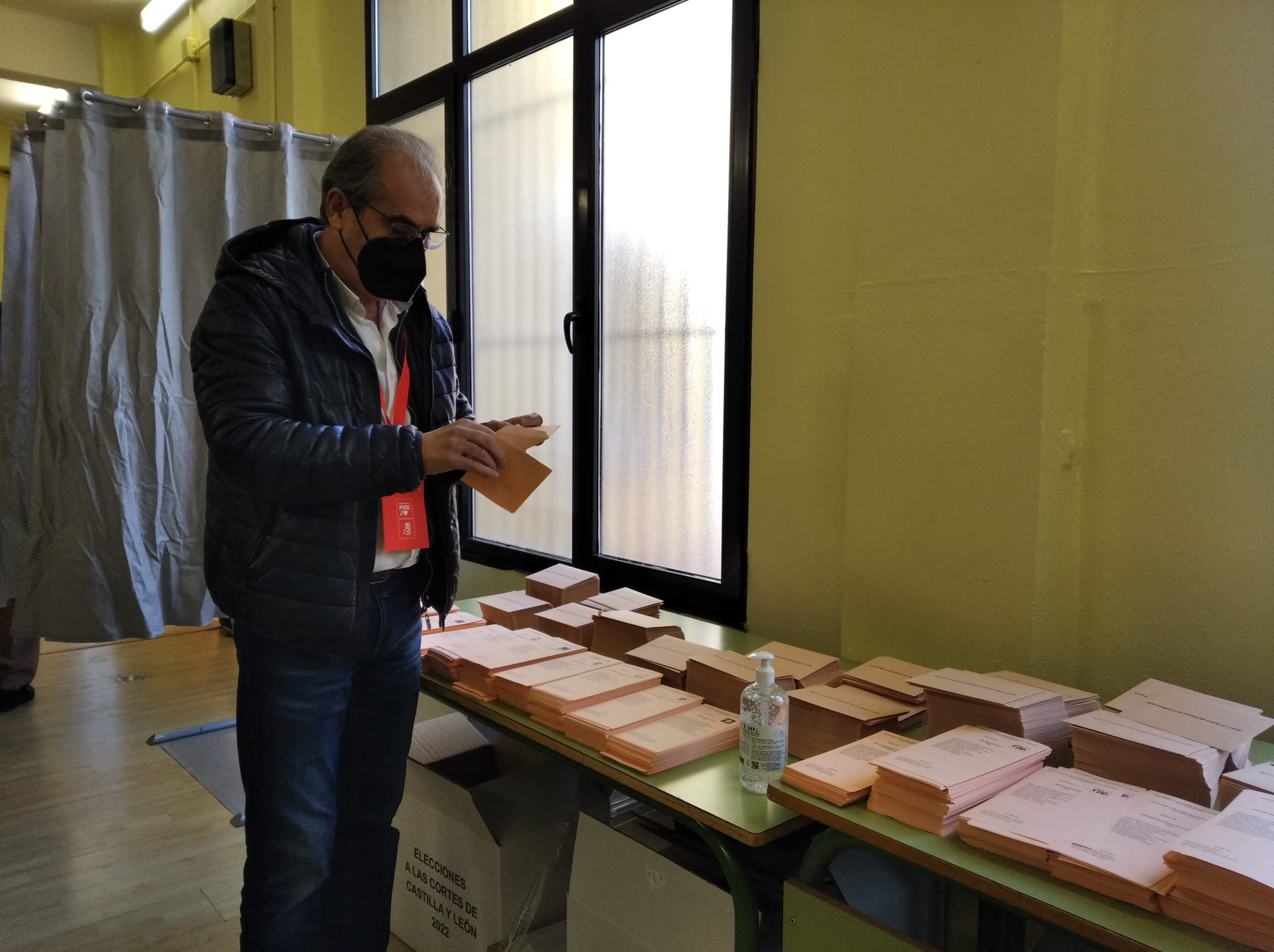 Luis Briones votó a las 11 de la mañana en el colegio Castilla