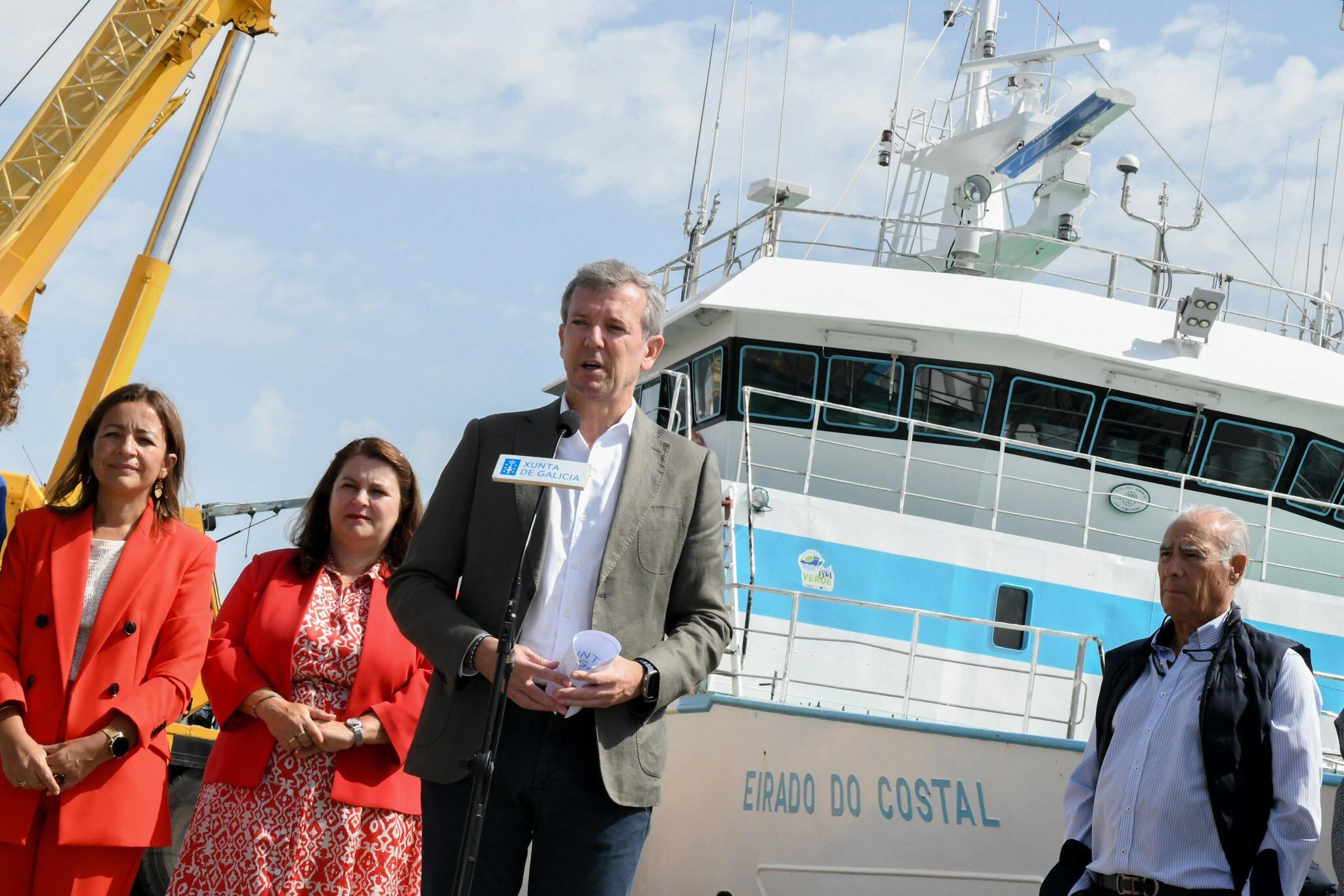El presidente de la Xunta de Galicia, Alfonso Rueda, visita el buque Eirado do Costal en Cangas.