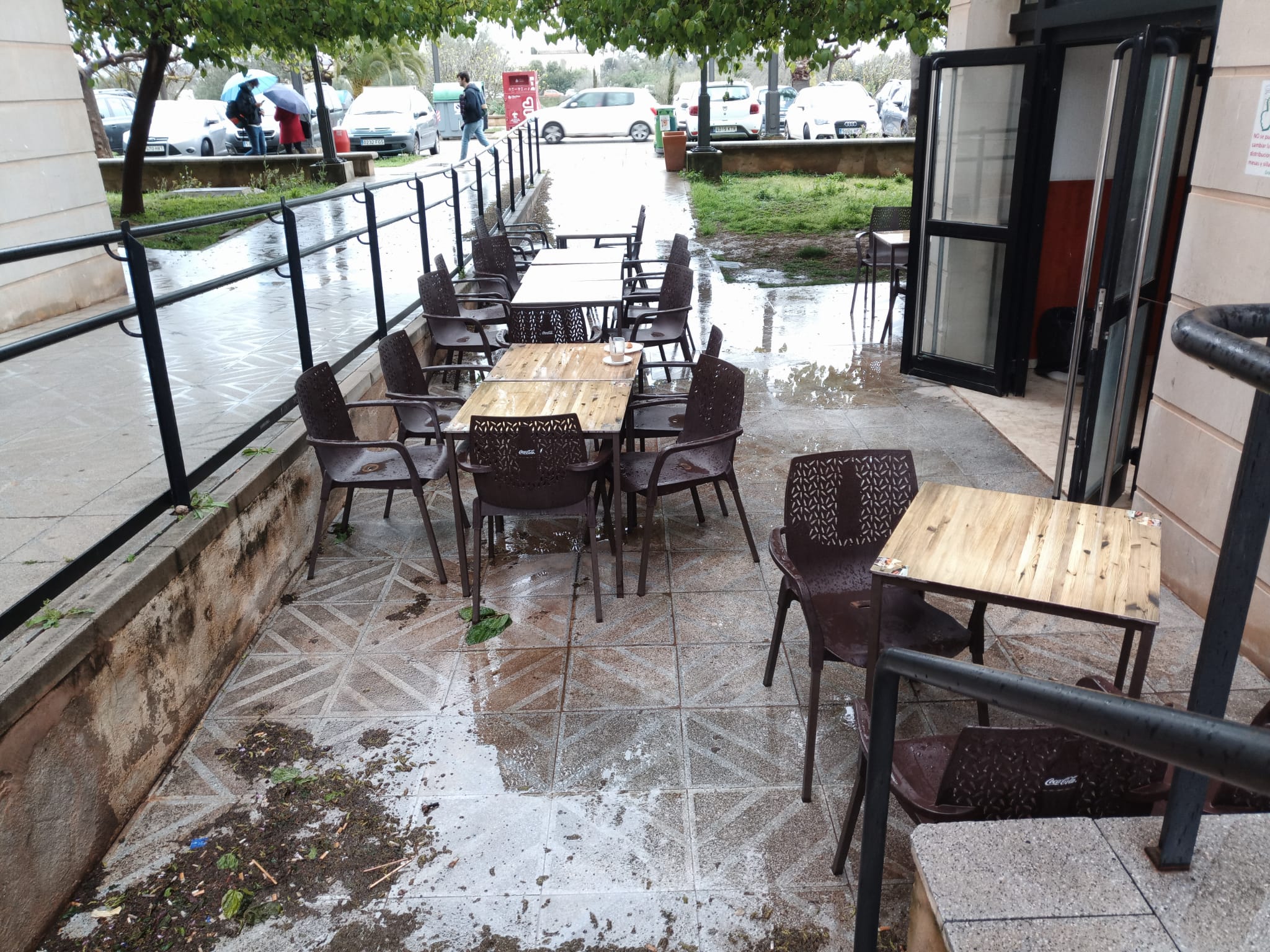 Terrazas vacías este lunes por la lluvia y el frío.