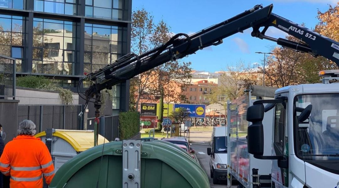 Recogida de basuras en contenedores en las calles de Sanse