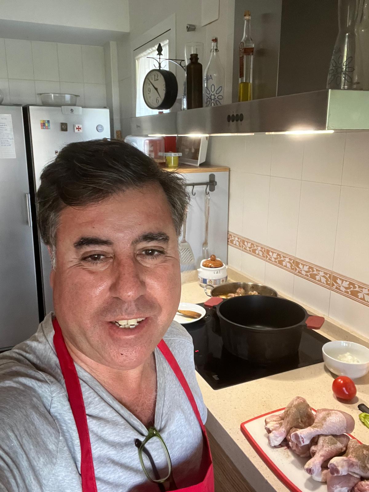 Miguel Ruiz Madruga, una estrella de las redes sociales gracias a sus cocinados en directo (Instagram)