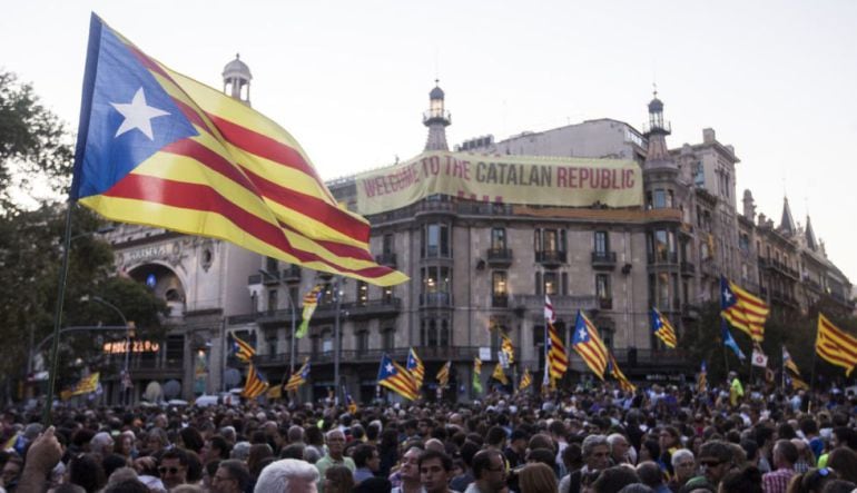 Miles de ciudadanos concentrados frente a la Consellería de Economía el 20-S