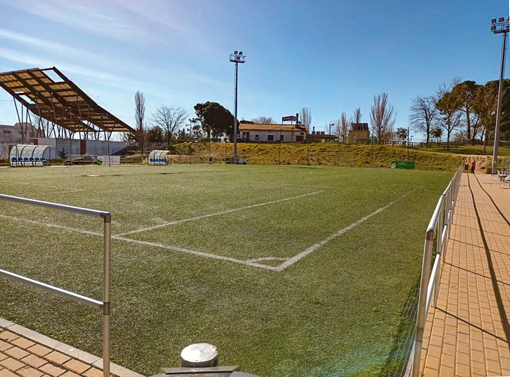 Las obras, que se desarrollan en la Ciudad Deportiva Valdelasfuentes y el Polideportivo Municipal José Caballero, se basan en la sustitución del césped de los campos de fútbol y la reforma de la zona termal y el Servicio de Medicina respectivamente