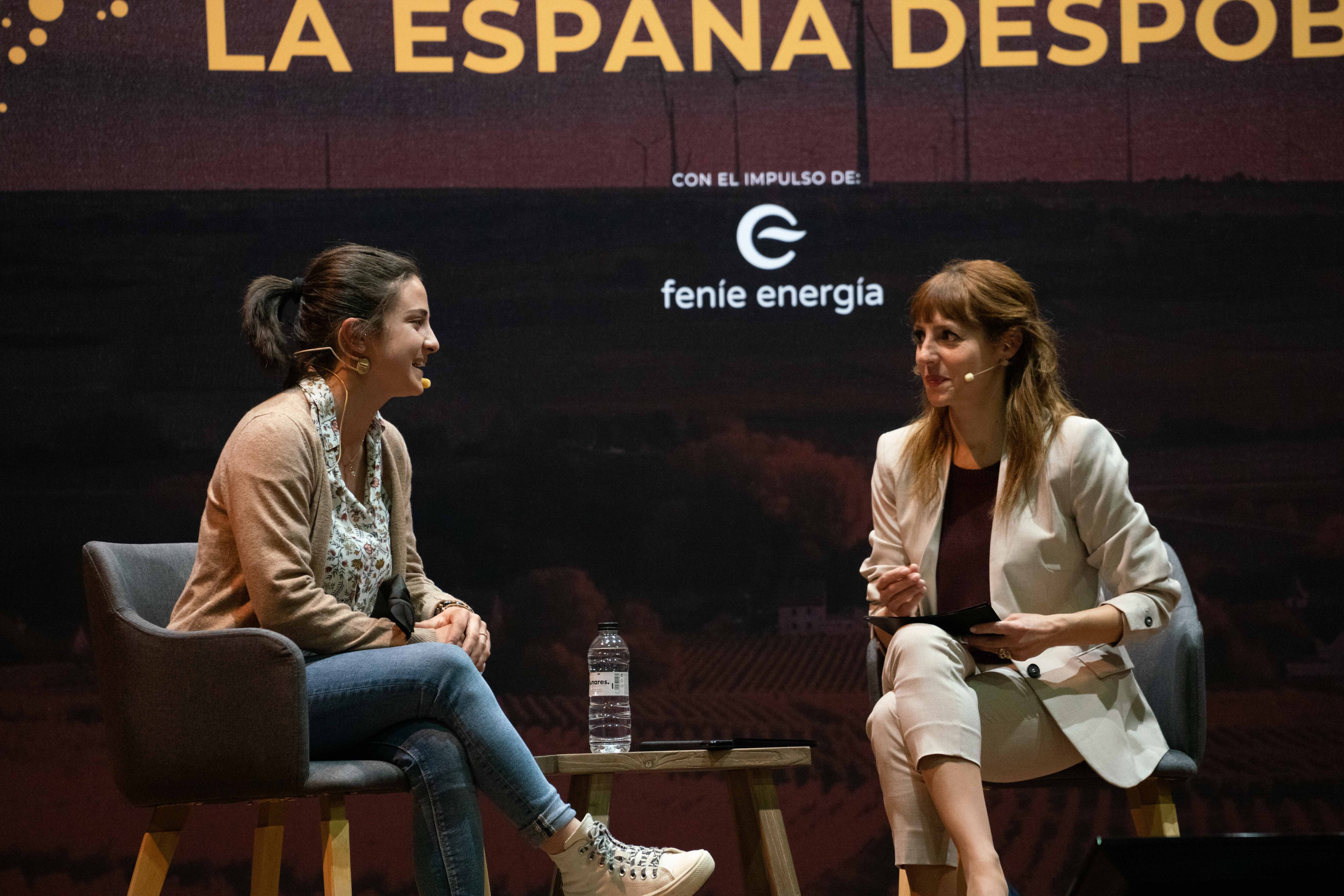 Elena Alcubierre contando su historia durante el encuentro