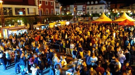 Imagen de la Plaza de España con el popular Food Truck La Mancha y el Guateque Club Band que congregó a varios cientos de personas.