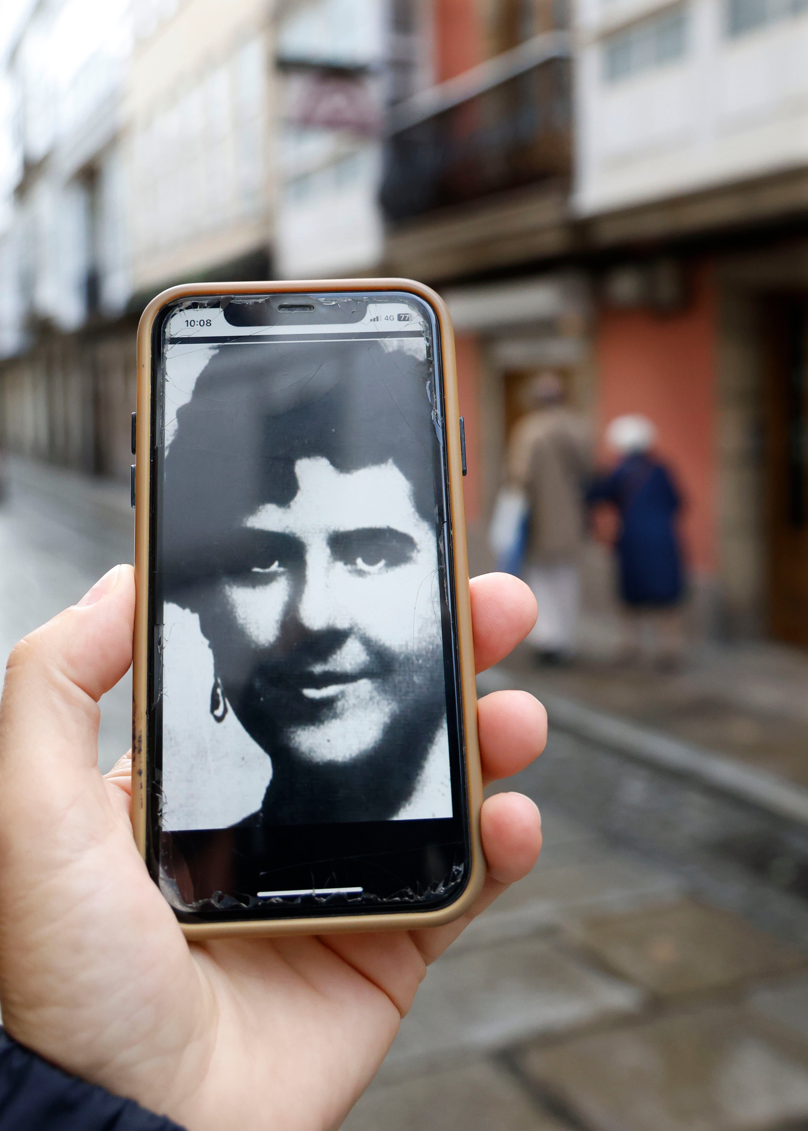 FERROL, 26/9/2024.- Imagen de Hildegart frente a la casa natal de su madre, Aurora Rodríguez Carballeira, en el barrio de A Magdalena. EFE/ Kiko Delgado.