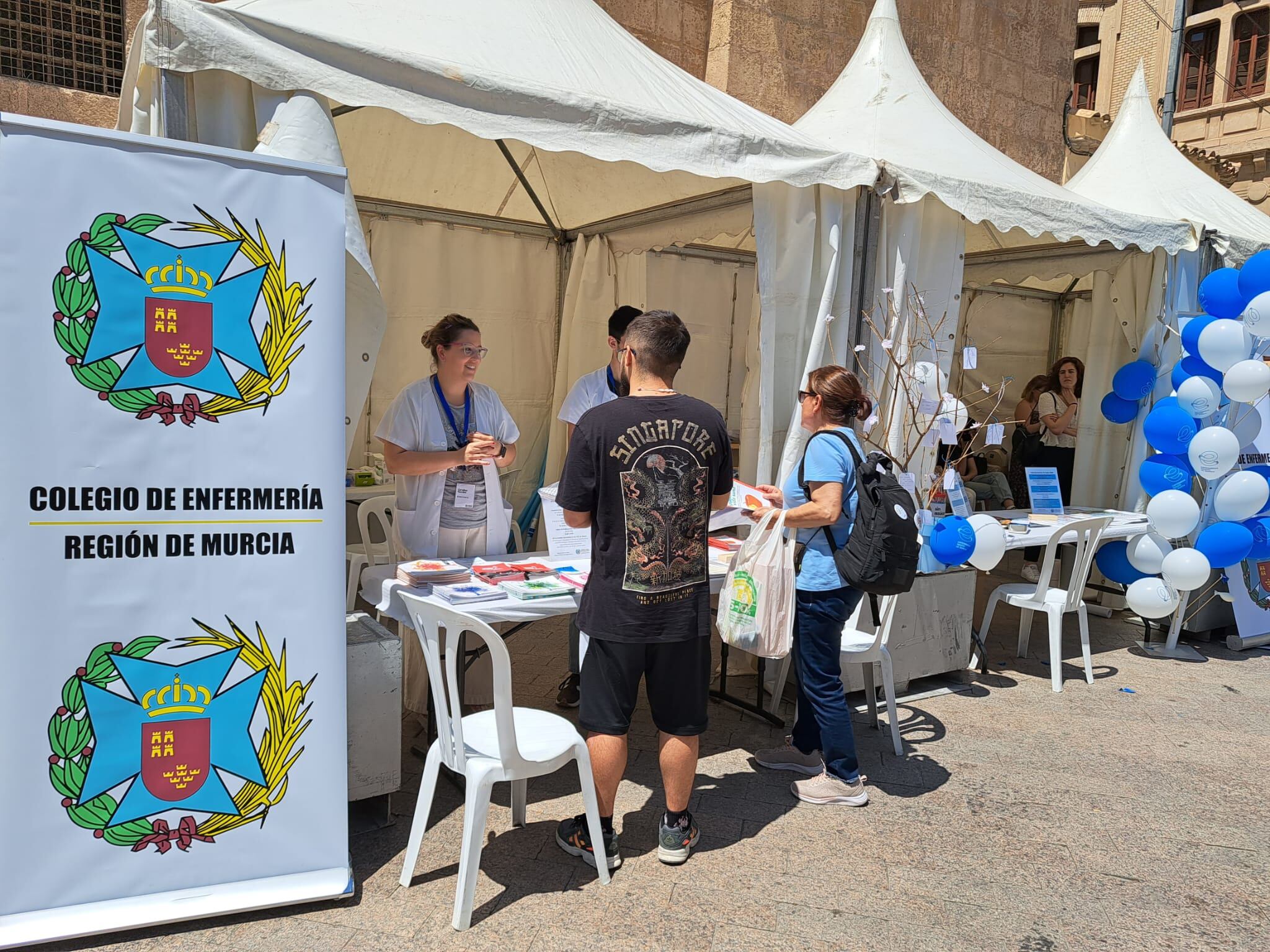 Stand del Colegio de Enfermería de la Región de Murcia con motivo del Día Internacional de la Enfermería en la plaza de Santo Domingo (Murcia)