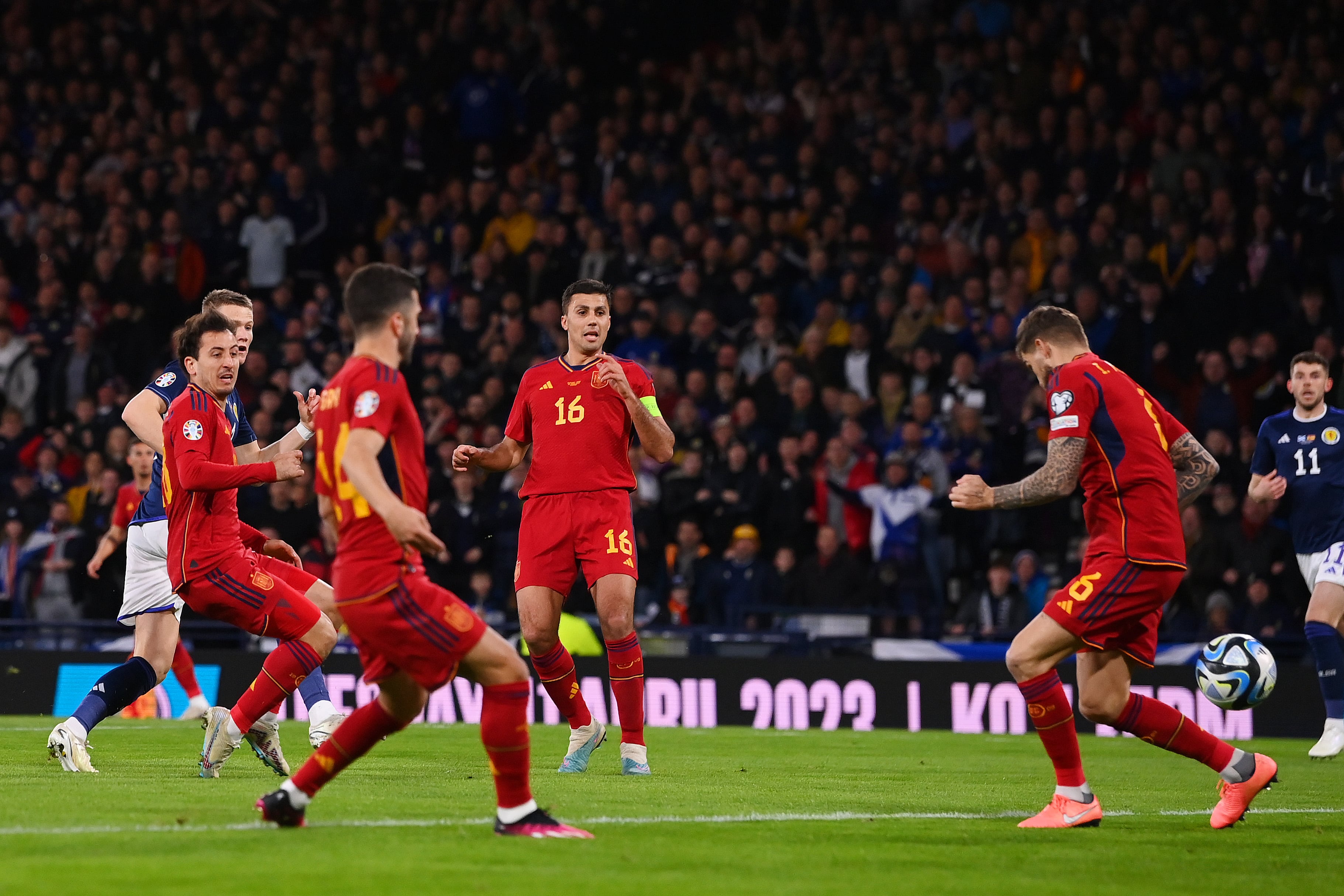 Íñigo Martínez, Gayà, Oyarzabal y Rodrigo buscan un balón en el Escocia - España.