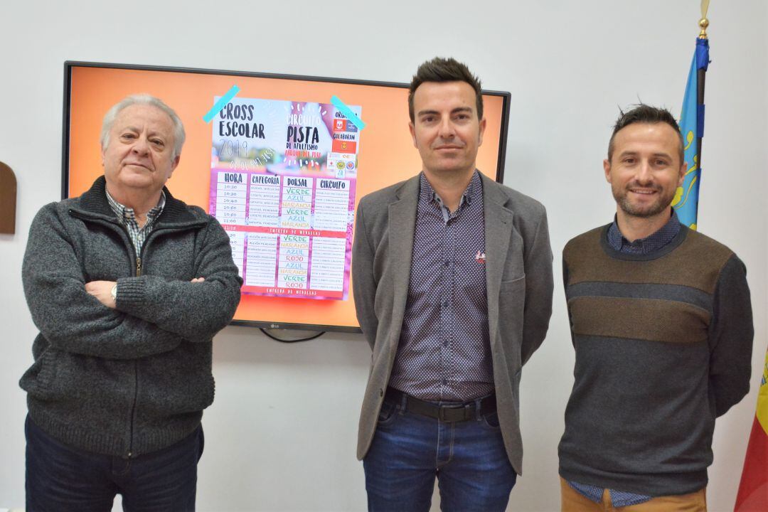 José Joaquín Pérez (I), Fernando Gómez, edil de Deportes y Chema Martínez (D) en la presentación de la prueba