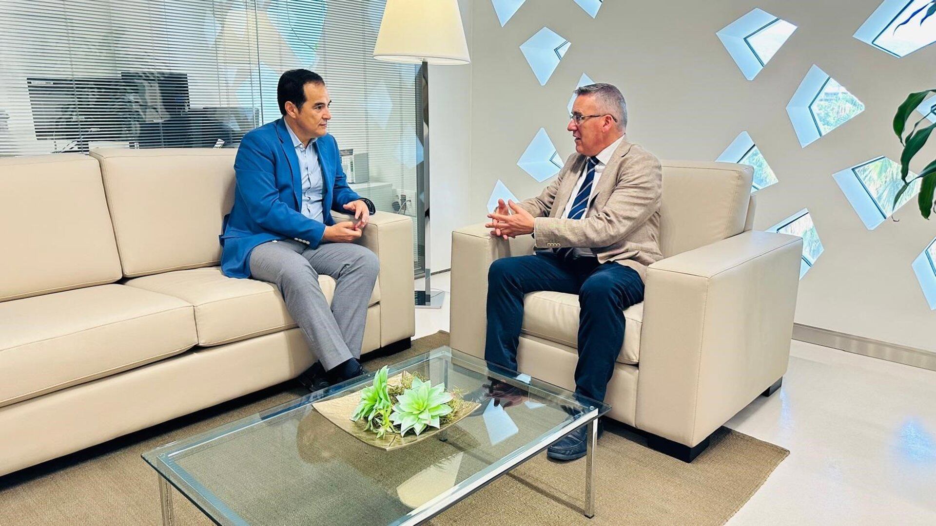 El consejero de Justicia, Administración Local y Función Pública, José Antonio Nieto (izda.), en su encuentro institucional con el nuevo presidente de la Audiencia Provincial de Córdoba, Miguel Ángel Pareja.