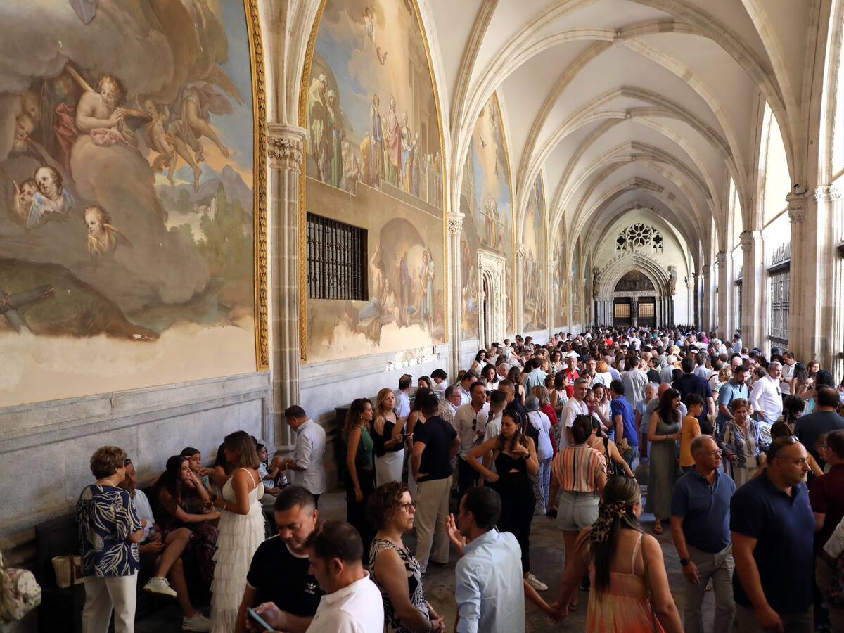 Toledo cumple con una de sus tradiciones: beber agua de la Virgen del Sagrario en los botijos de la Catedral