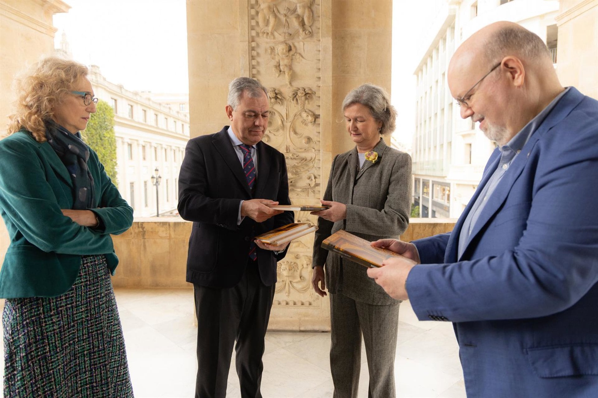 El alcalde de Sevilla, José Luis Sanz, entrega los primeros ejemplares de la reedición de 'La boda del Emperador' de Juan de Mata Carriazo