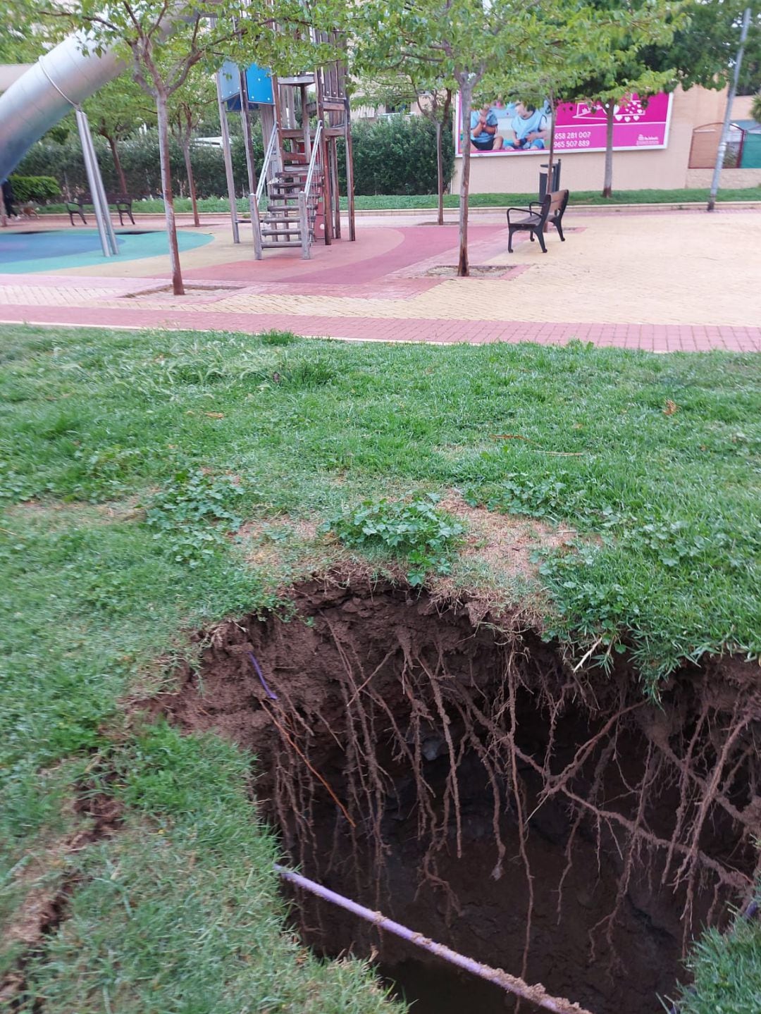 Socavón junto al área infantil de juegos del parque Joan Fuster, provocado por la rotura del colector sur.