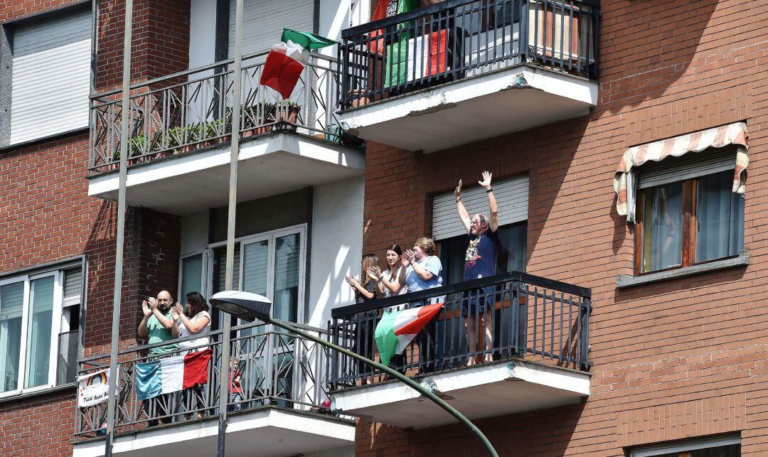 Ciudadanos italianos salen a sus balcones con banderas italianas