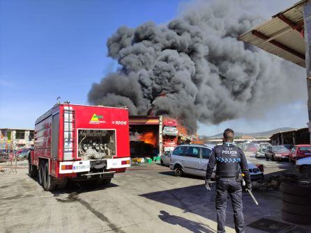 Detalle de los vehículos ardiendo en el interior del desguace