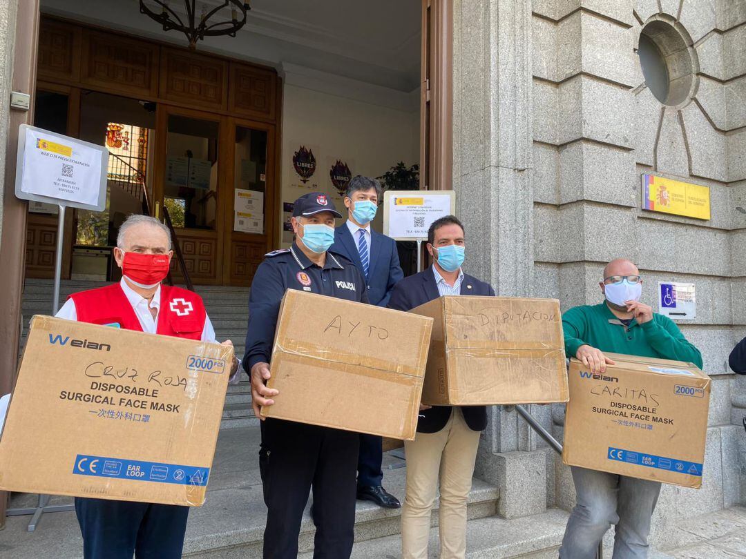El Gobierno entrega 52.000 mascarillas a varias entidades