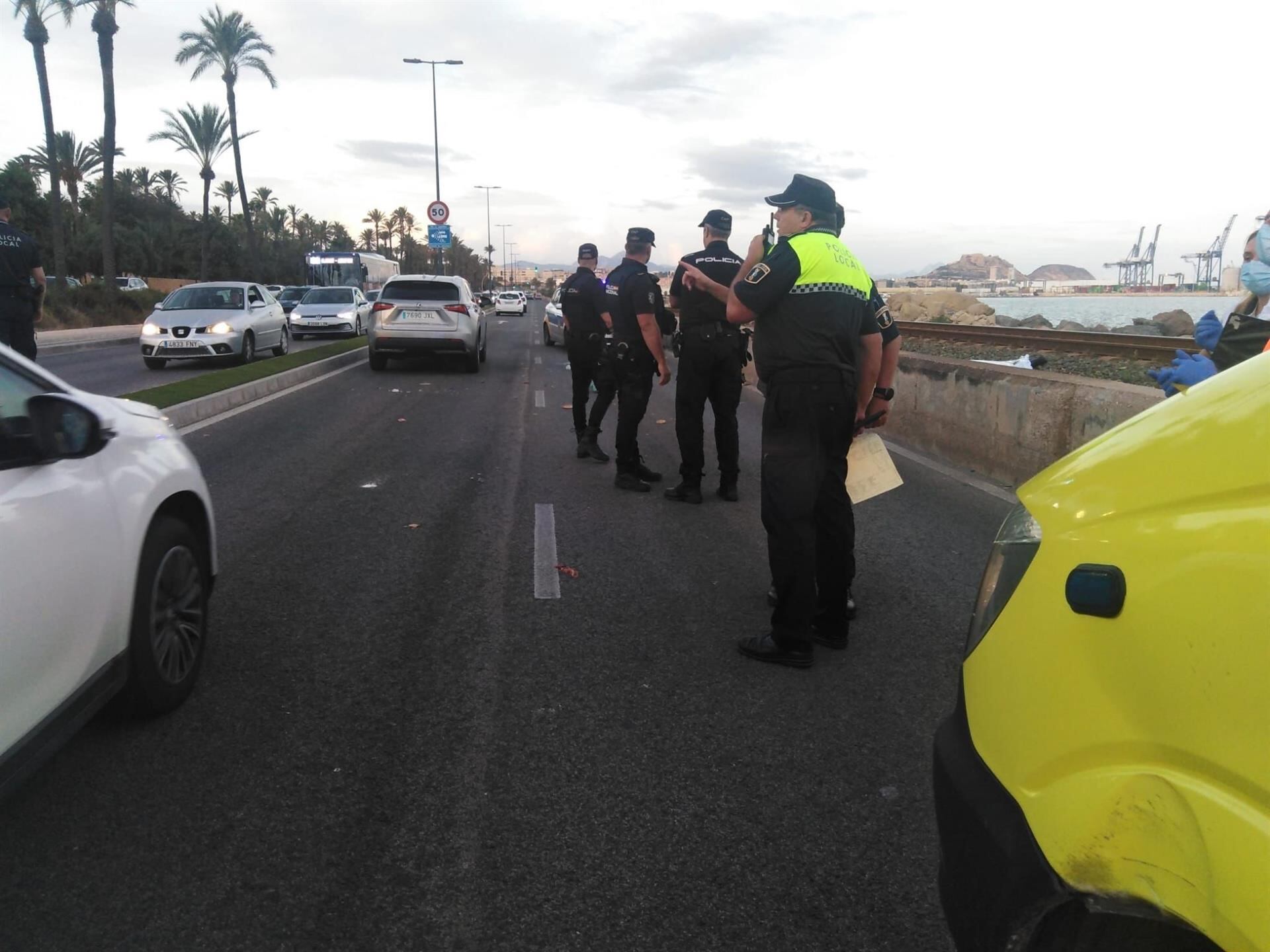 Policía Local en el punto en el que un tres ha arrollado a un hombre en las vías a su paso por San Gabriel