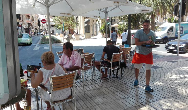 Un camarero atiende en una cafetería de la calle del Teatro de Alicante