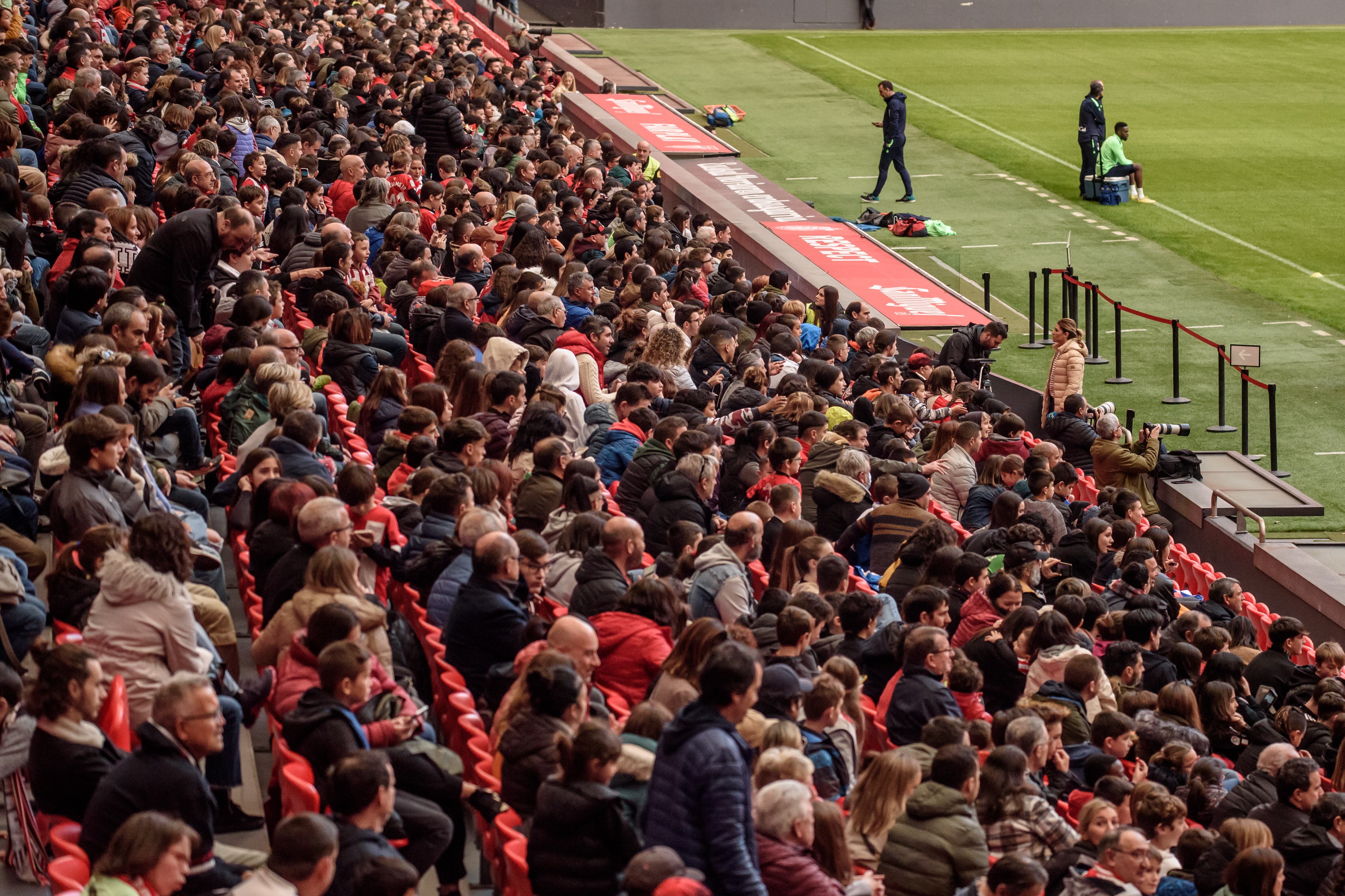 BILBAO, 02/01/2023.- Vista de la grada durante el entrenamiento que el Athletic Club de Bilbao ha celebrado este lunes con la entrada de aficionados gratuita en el estadio San Mamés. EFE/Javier Zorrilla
