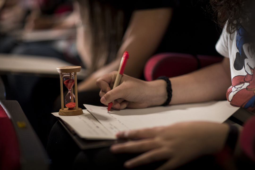 Una de las pruebas de escritura del certamen de jóvenes de Coca-Cola