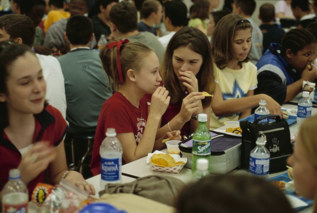 Un comedor escolar con estudiantes. 