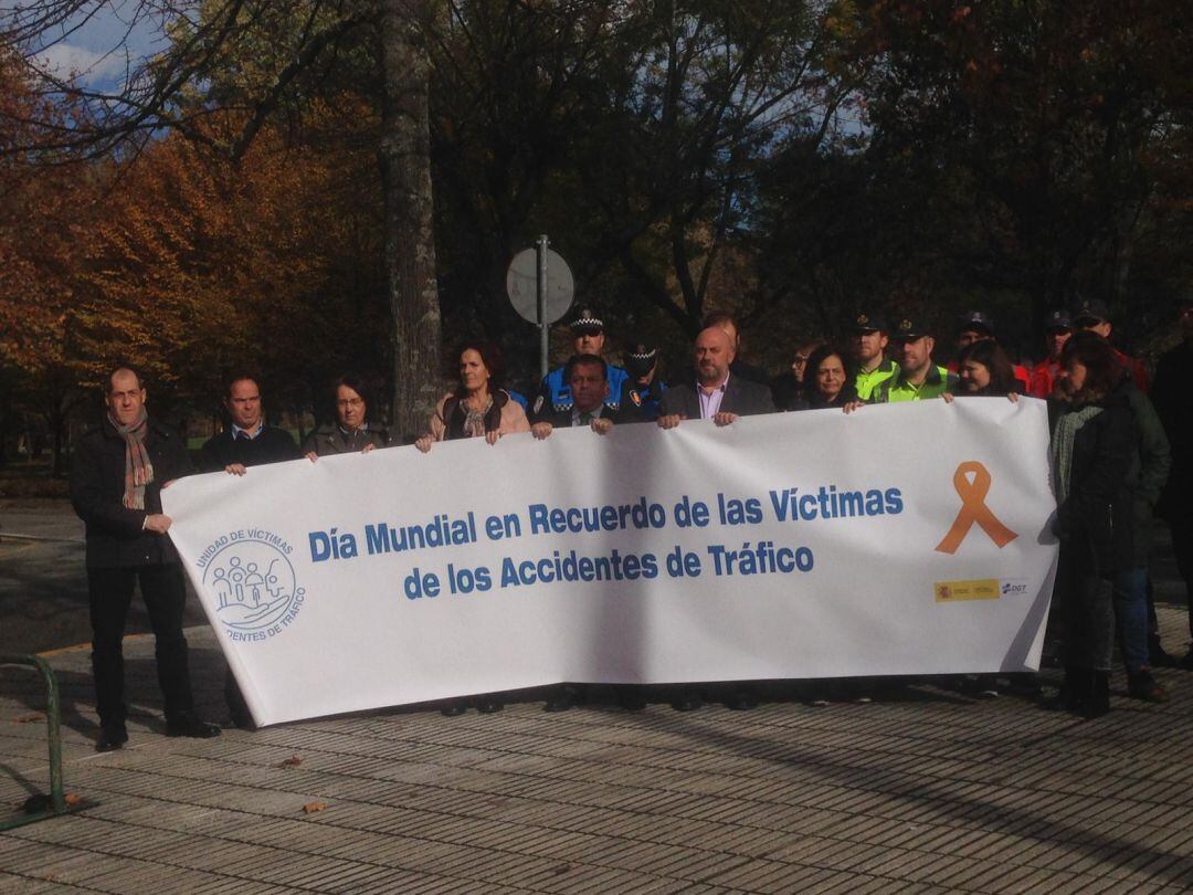 El delegado del Gobierno en Navarra, José Luis Arasti, y el subjefe Provincial de Tráfico, Daniel Martínez, entre otros, en la concentración a las puertas de la Jefatura de Tráfico