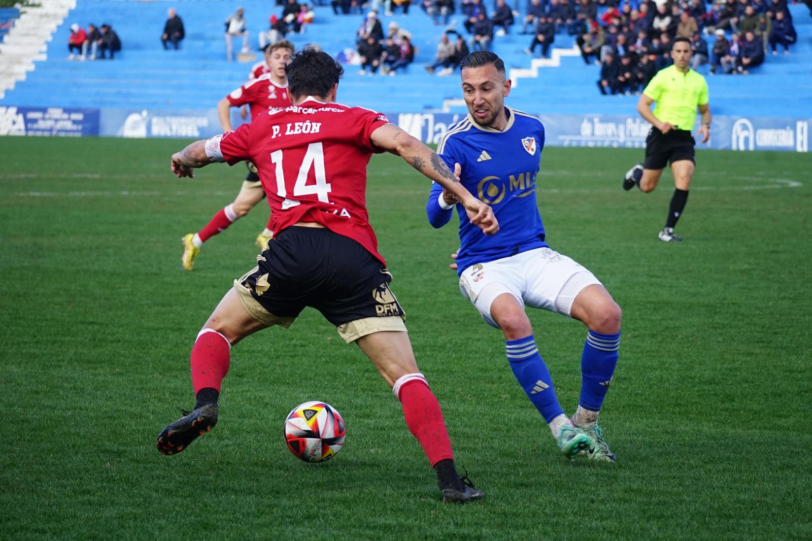 Pedro León recorta ante el Linares Deportivo