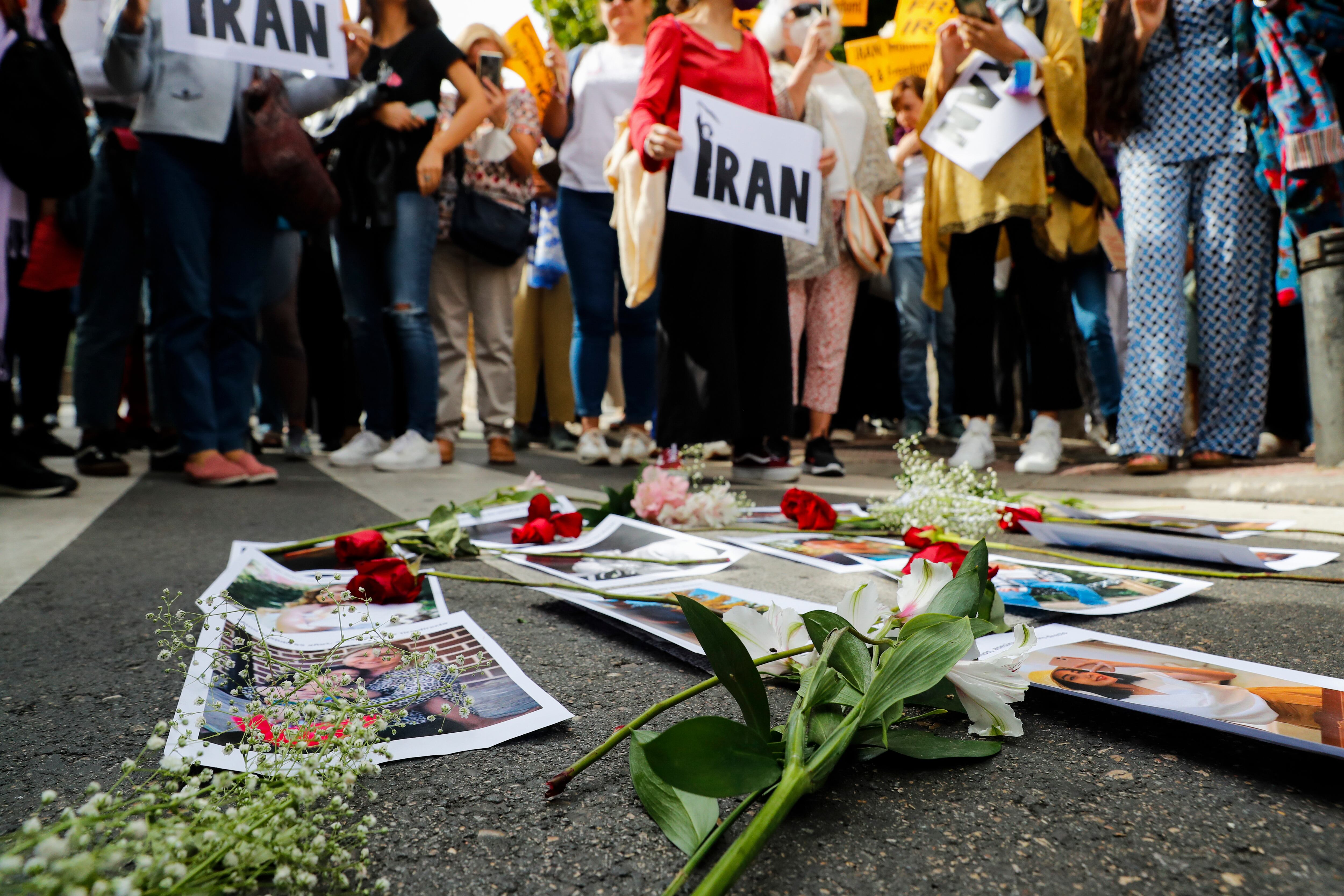 Varias mujeres protestan frente a la Embajada de Irán en Madrid en apoyo de las mujeres iraníes tras las protestas por la muerte de Mahsa Amini el año pasado.