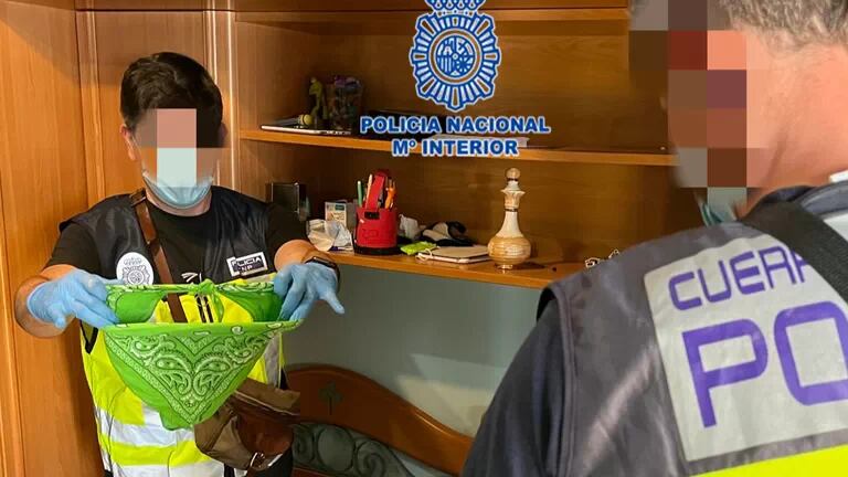 Ropa incautada en los registros de la Policía.