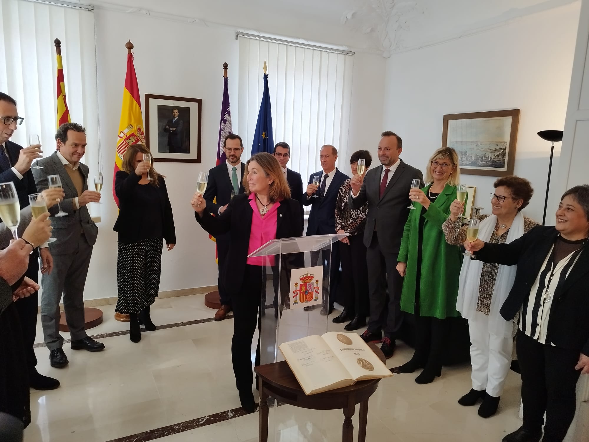 Isabel López va brindar amb les autoritats civils, religioses i militars per l&#039;aniversari de la Carta Magna.