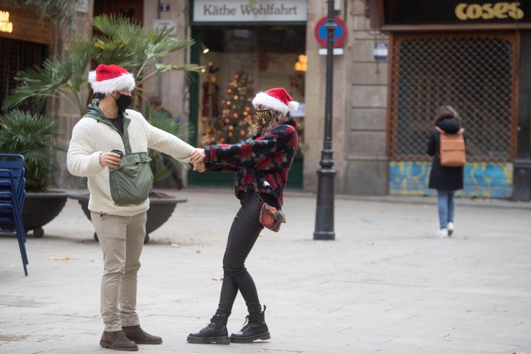 Aspecto del centro de Barcelona a pocas horas de la Nochebuena, la primera cita festiva de estas navidades que estarán marcadas por la pandemia del covid19 que restringe movimientos y reuniones en todo el estado.