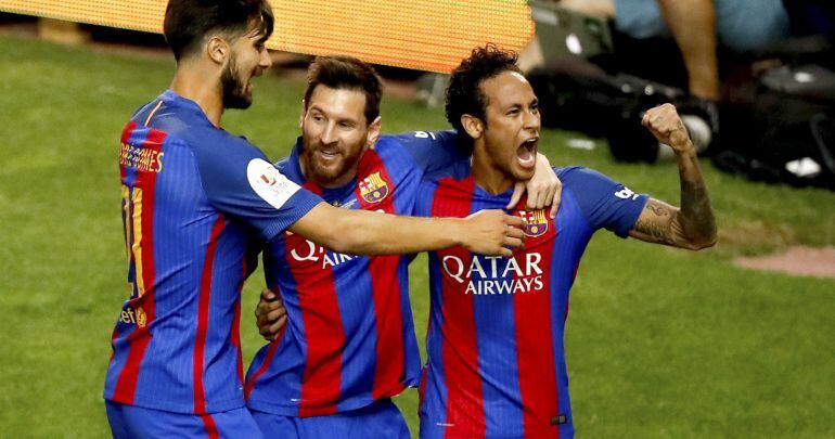 Leo Messi celebra con Neymar y André Gomes tras marcar un gol en la final de la Copa ante el Alavés.