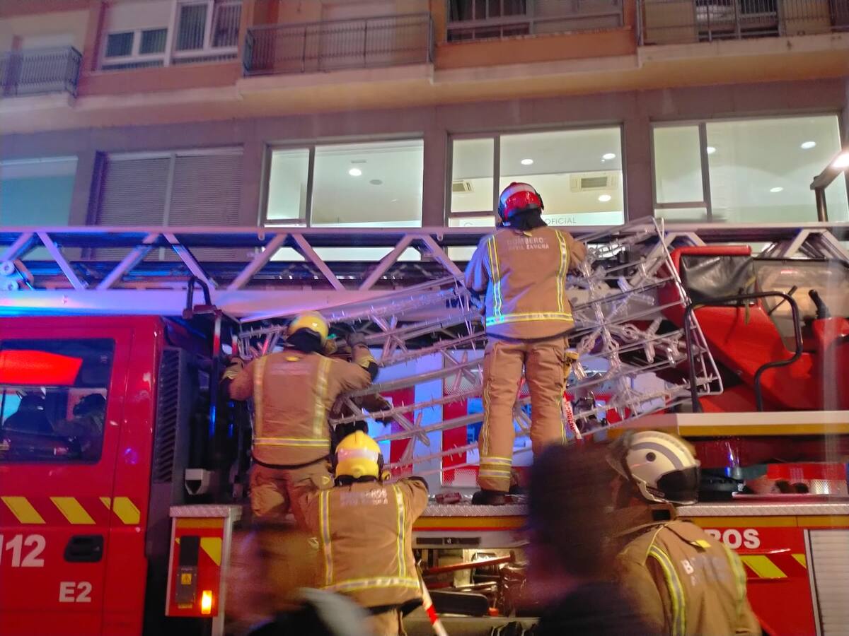 Dos jóvenes resultan heridos al caer un arco de luz de navidad en Santa Clara