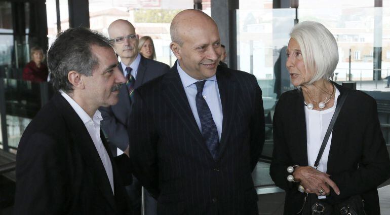 Soledad Lorenzo junto al ministro Wert y al director del Reina Sofía, Manuel Borja-Villel.  