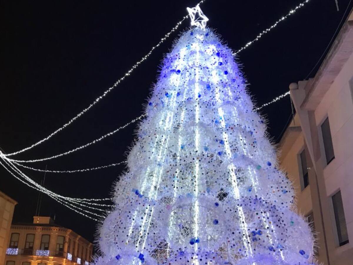 Valdepeñas ilumina su navidad con reciclaje e inclusión