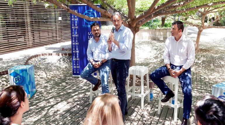 El exministro de Fomento Íñigo de la Serna (c) junto al presidente del Partido Popular en Canarias, Asier Antona (i), y el presidente insular, Manuel Domínguez (d), durante su intervención en el encuentro que ha mantenido con simpatizantes del PP en Santa