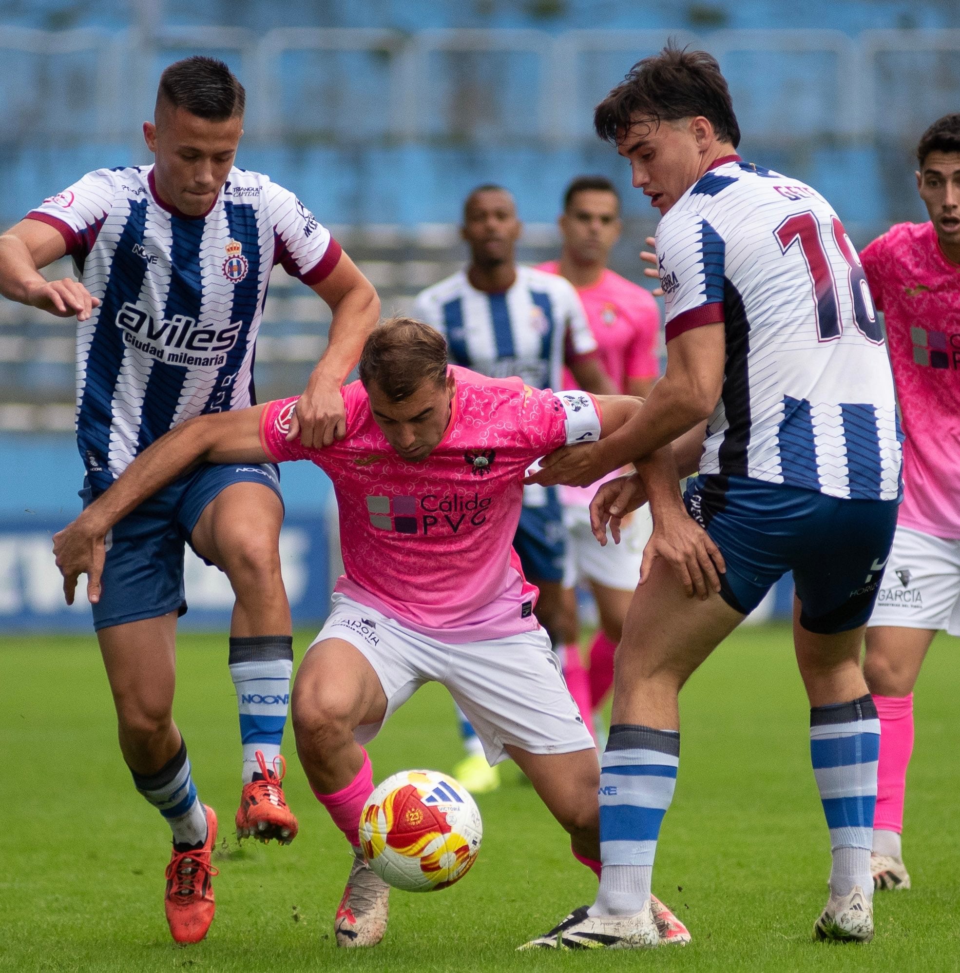 Isi Ros ve la tarjeta amarilla tras cortar un contraataque de Edu Gallardo