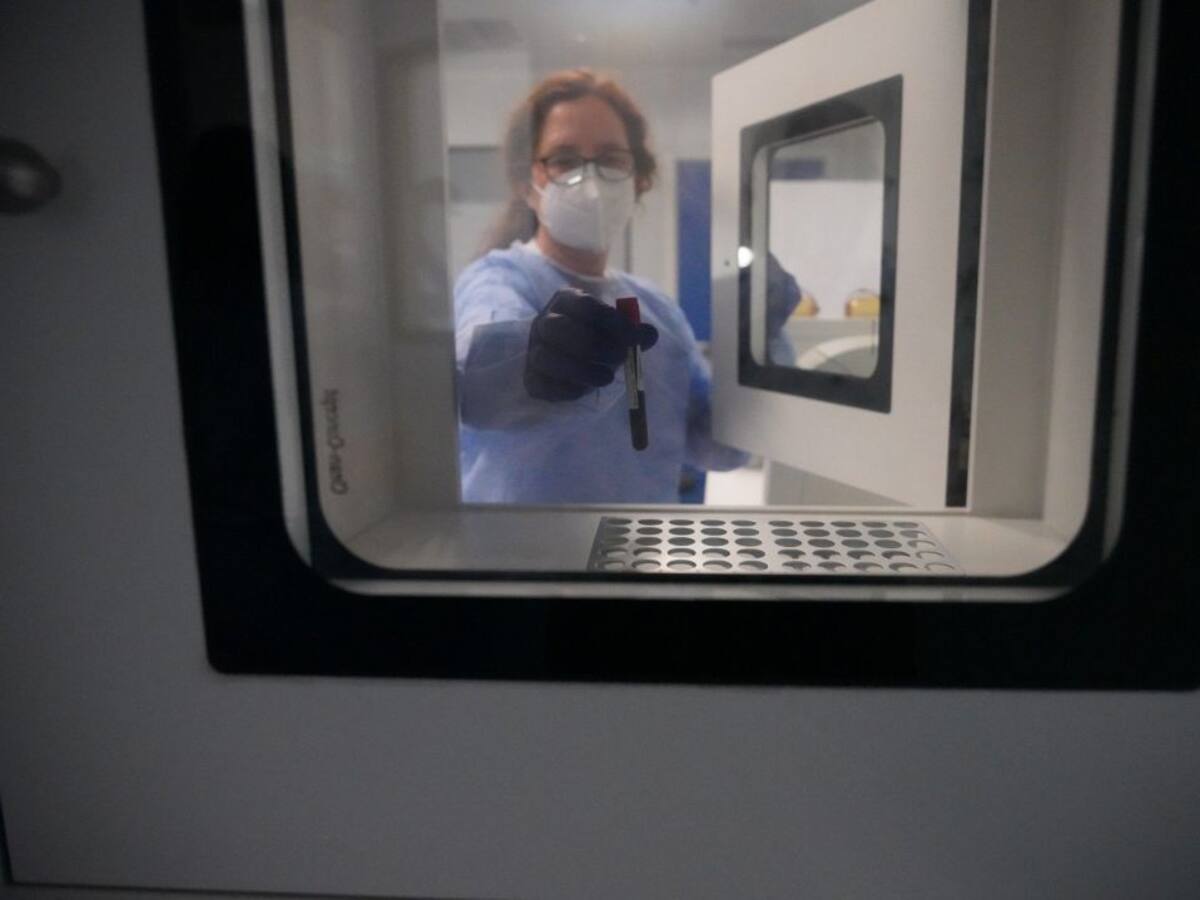 Bajan a 71 las muertes semanales por COVID y también la presión hospitalaria